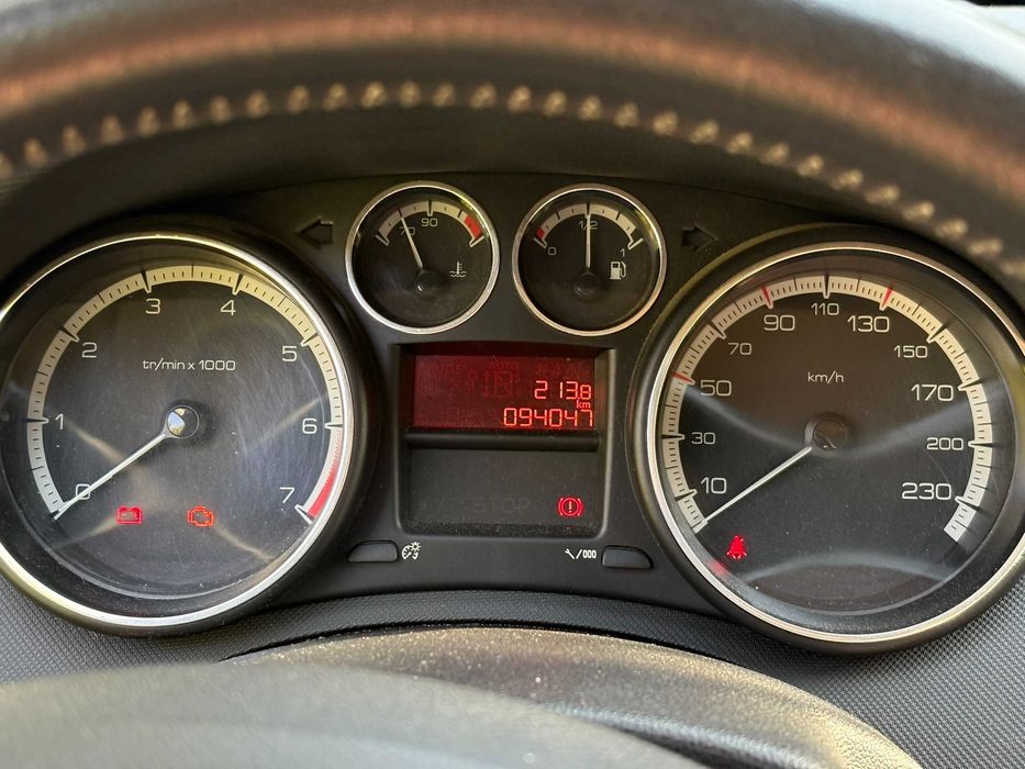 samochód Peugeot z 2012 roku
