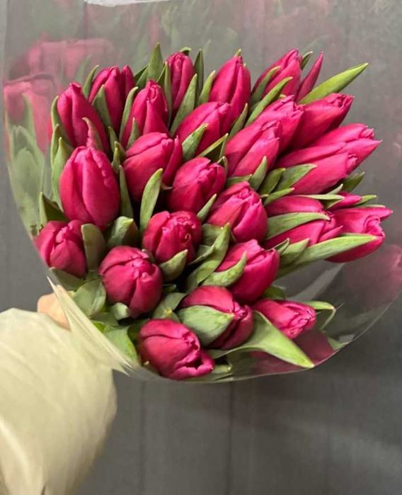Свіжі квіти до 8 Березня — тюльпани, троянди, оптом та в роздріб