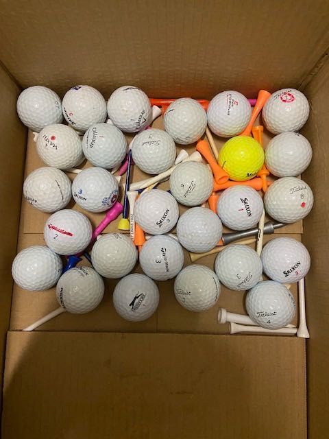 Bolas de golfe com novo, marcas conhecido