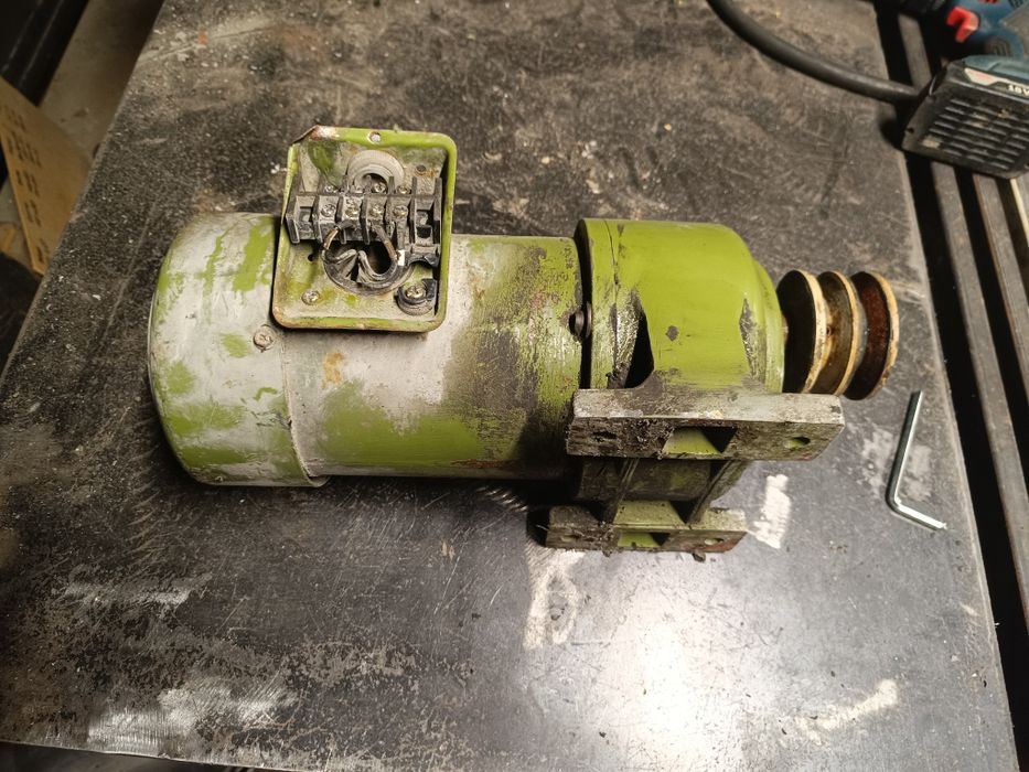 MR2 motoreduktor 0.66kw 220/380v przełożenie 1:5  koło pasowe 80 wał28