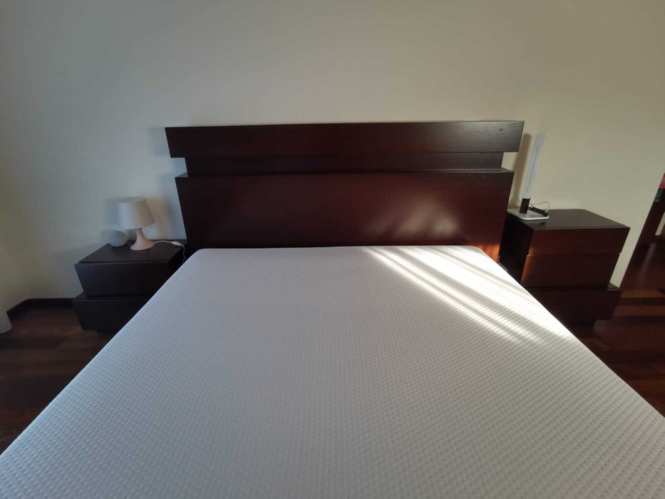 Cama com 2 mesinhas cabeceira e cómoda