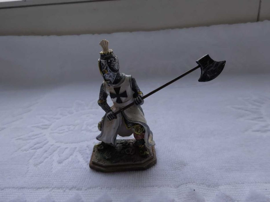 Krzyżak z toporem w hełmie figurka żołnierzyk  wys. ~90 mm. _NOWY