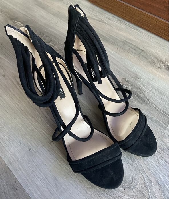 Czarne buty na obcasie w rozmiarze 39