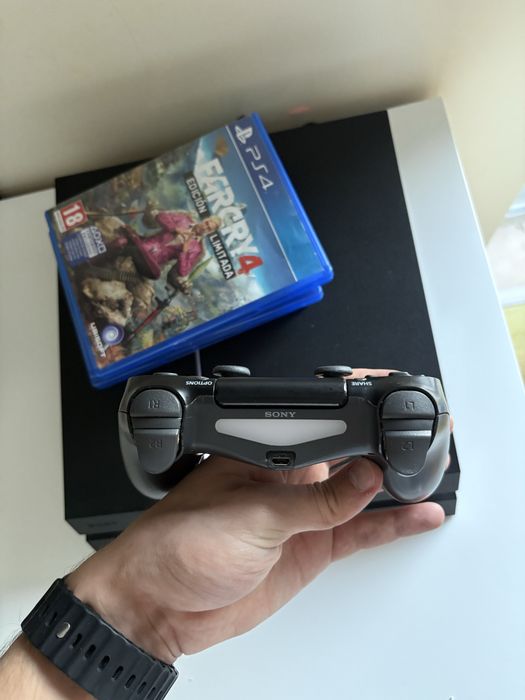Ps4 com 3 jogos e um comando incluídos no preço