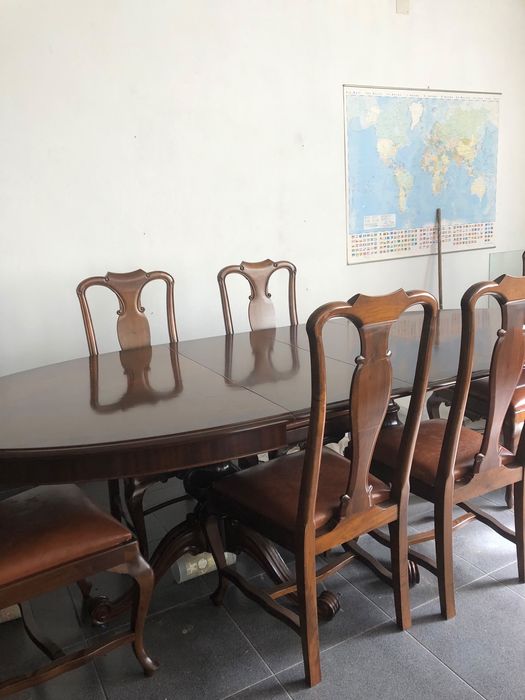 Conjunto de Sala de Jantar de Nogueira: Mesa Oval Extensível (1,80m a 2,60m) + 6 Cadeiras