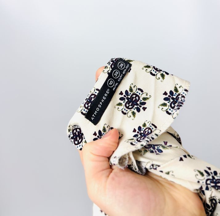 Kremowa sukienka z granatowym wzorem M 38 Atmosphere