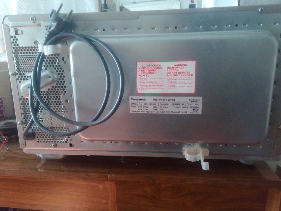 Микроволновая печь "Panasonic NN-C 785 JF" - 18000 гривен.