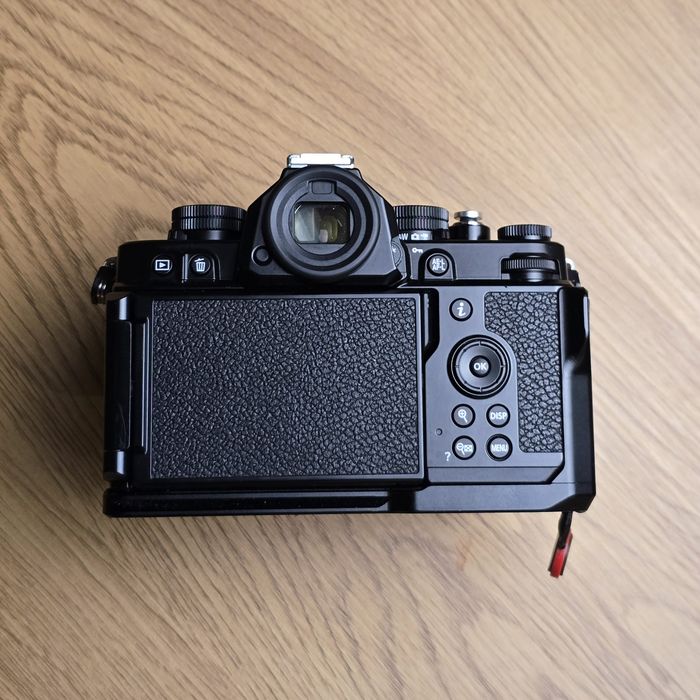 Nikon ZF + 40mm f2 + Punho