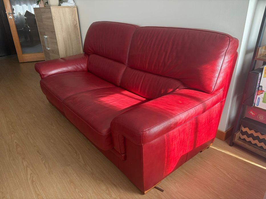 Sofá em pele vermelho