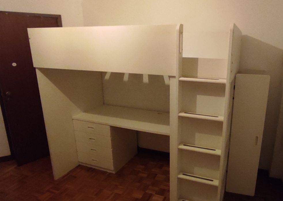 Cama com secretária