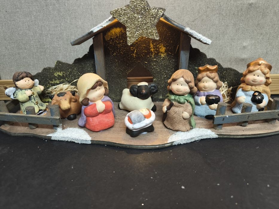 Presépio Cerâmica e Madeira
Presépio decorativo com figuras em cerâmic