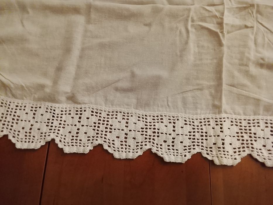 Naperon em linho e crochê feito á mão