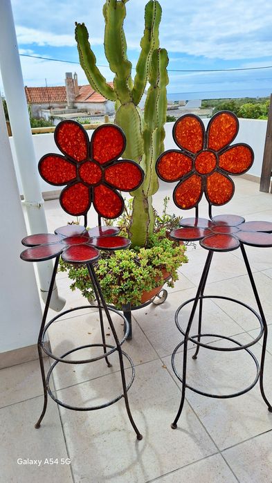 Cadeiras altas em ferro forjado.