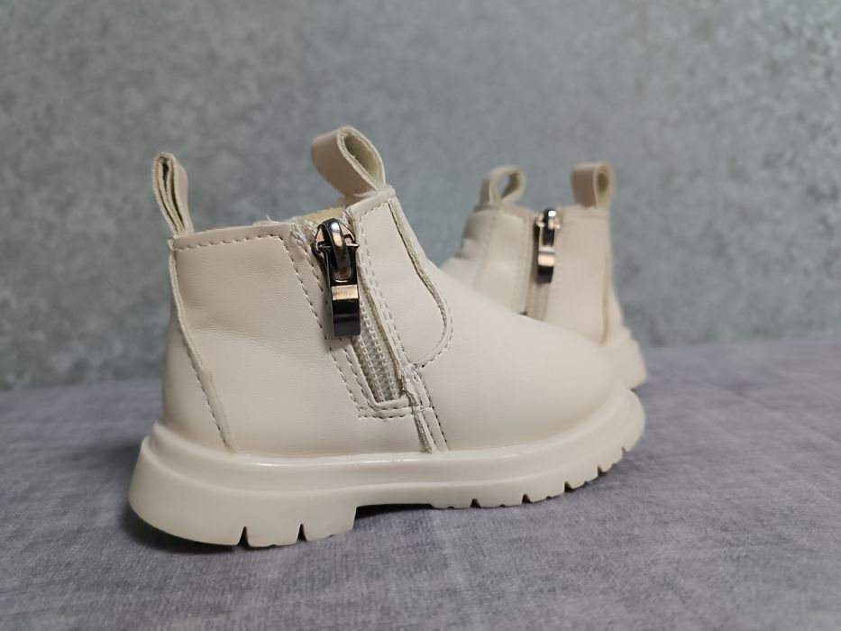 Модні черевички для дівчинки