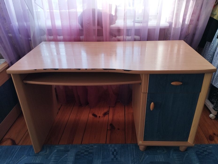 Віддаю безкоштовно два письмові столи, тільки самовивіз