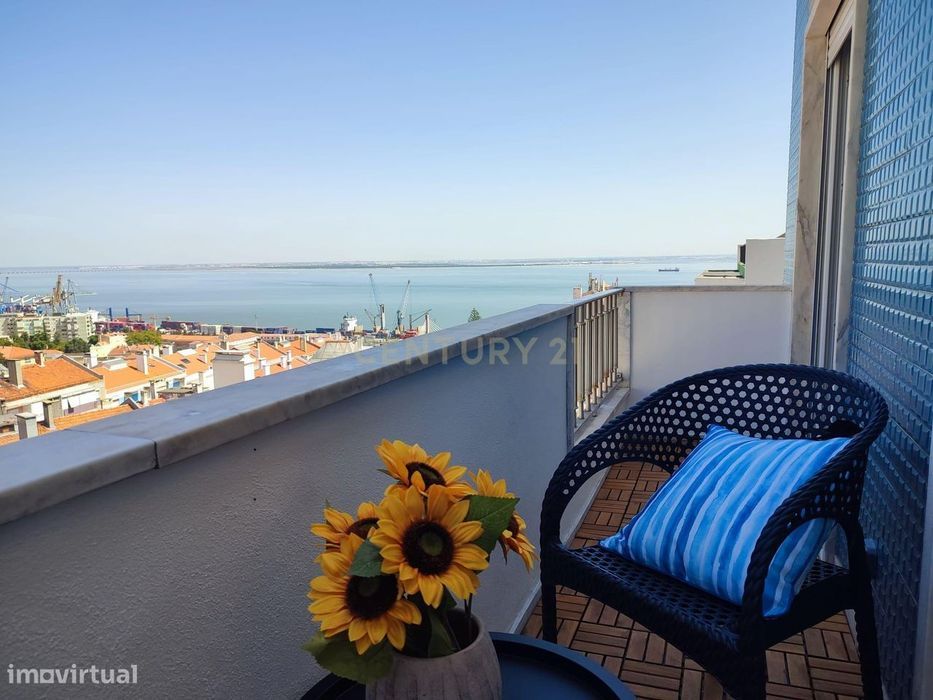 Apartamento T2 Renovado com Vista Rio em São Vicente, Lisboa