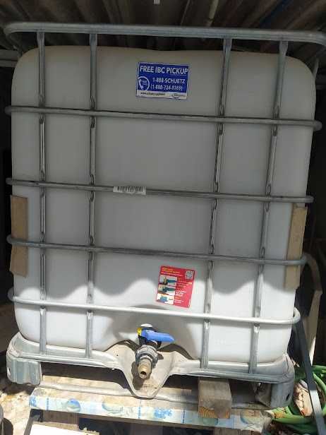 Depósito 1000 Ltrs com estrutura e chassis em metal Como Novo