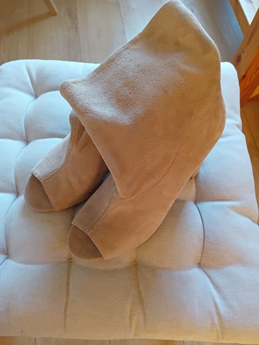 beżowe botki By o La La