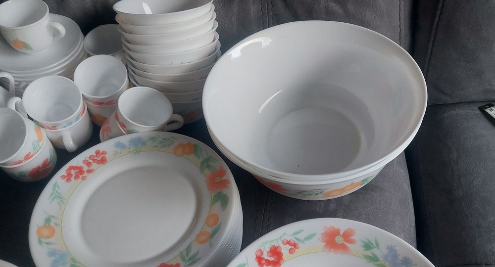 Serviço de loica Arcopal, 53 peças, pratos, saladeiras, taças,  cháven