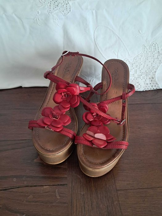 Sandálias vermelhas em pele