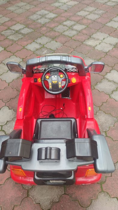 Дитячий електромобіль