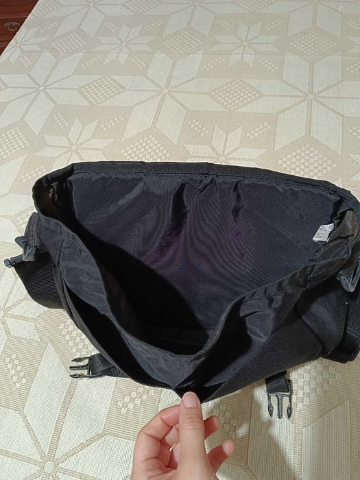 Mochila tiracolo preta eastpak