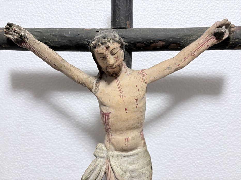 Antigo crucifixo em madeira com Cristo esculpido e policromado
