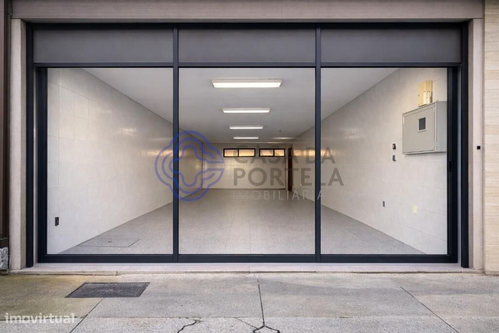 Venda de Loja ampla com montra e WC, com 64 m2, nas Caxinas, Vila do C