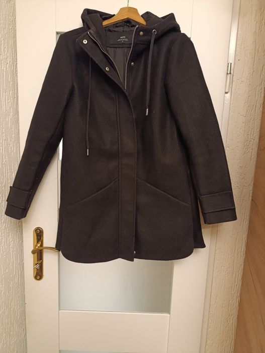 Czarny płaszcz z kapturem