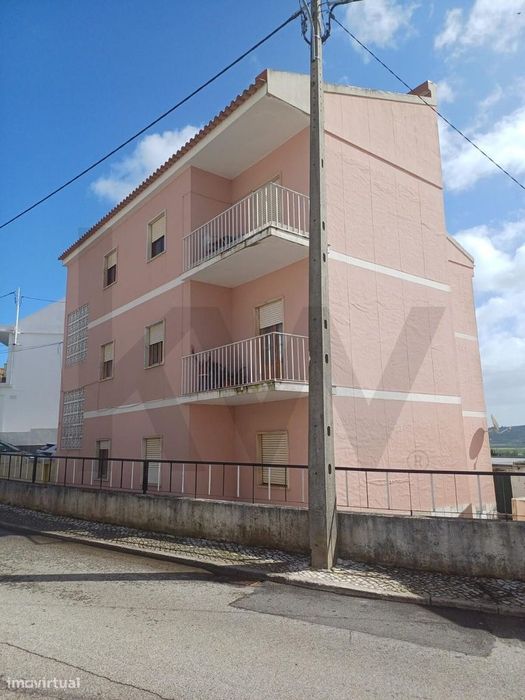 Prédio com 3 frações T3 com varandas e garagens box em Loures, ideal p