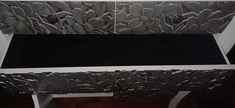 Cômoda Laqueada Branca com Detalhes em Relevo Prateado e Dourado