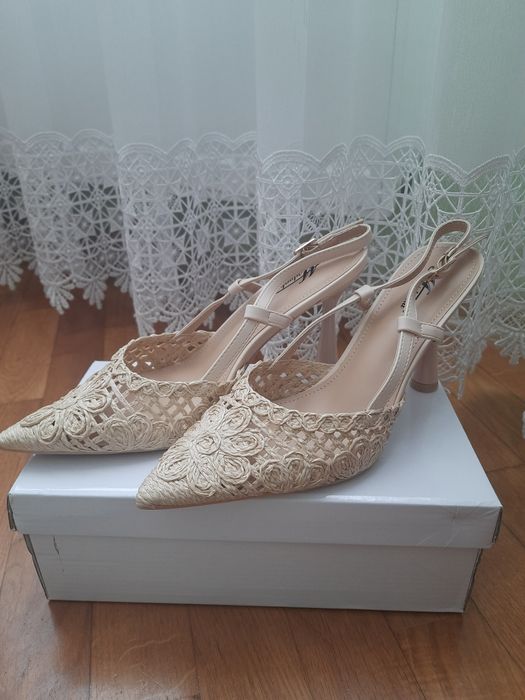 Босоніжки, туфлі з відкритою п'ятою