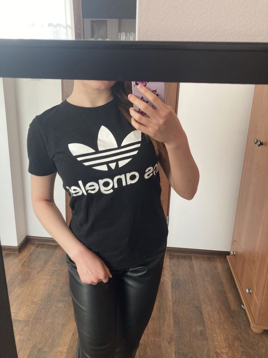 Czarna koszulka bluzka z krótkim rękawkiem t-shirt z białym napisem lo