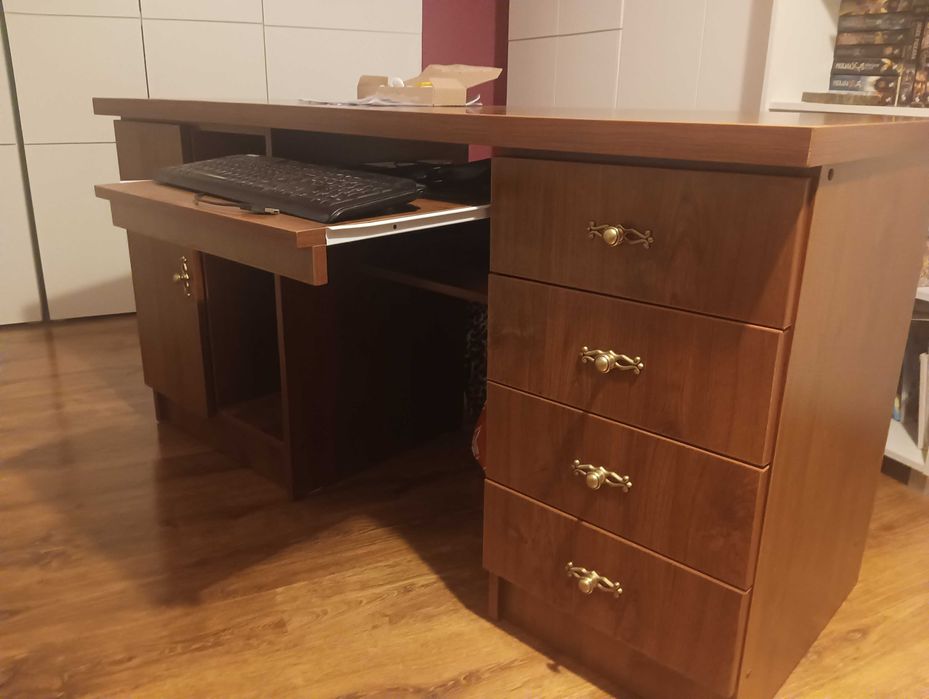 biurko + toaletka z pufami