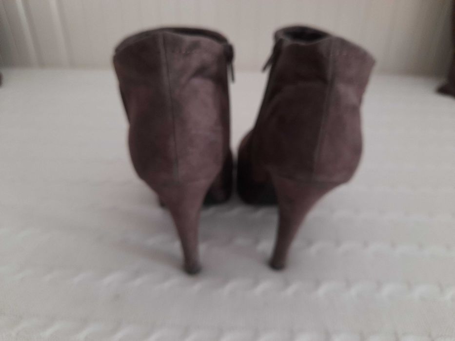 Botas Nº 37, taupe, marca Benetton, como novas