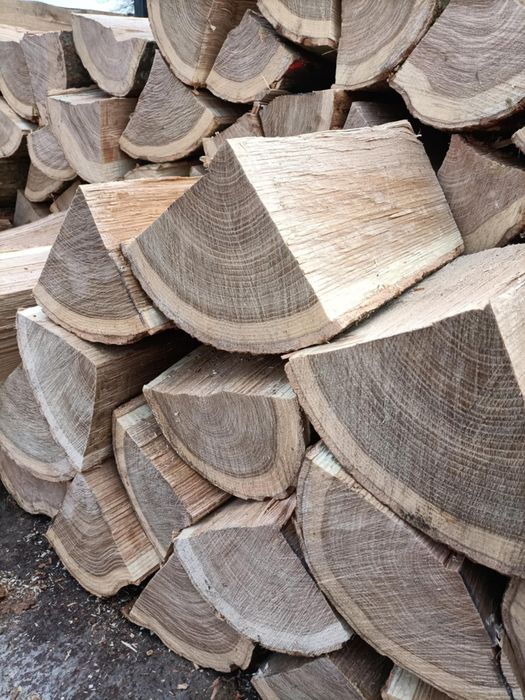 Drewno opałowe rąbane i układane na samochodzie darmowy dowóz