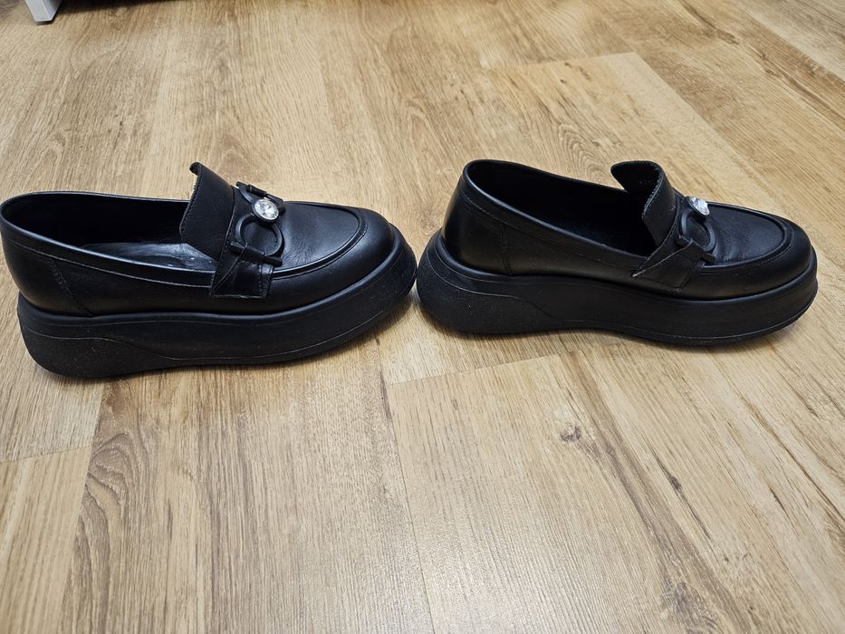 Buty Venezia czarne na wysokiej podeszwie
