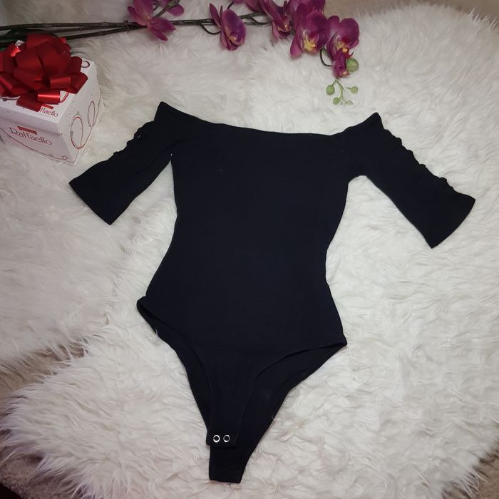 Czarne body z ozdobnymi rękawami, rozmiar S z firmy Bershka