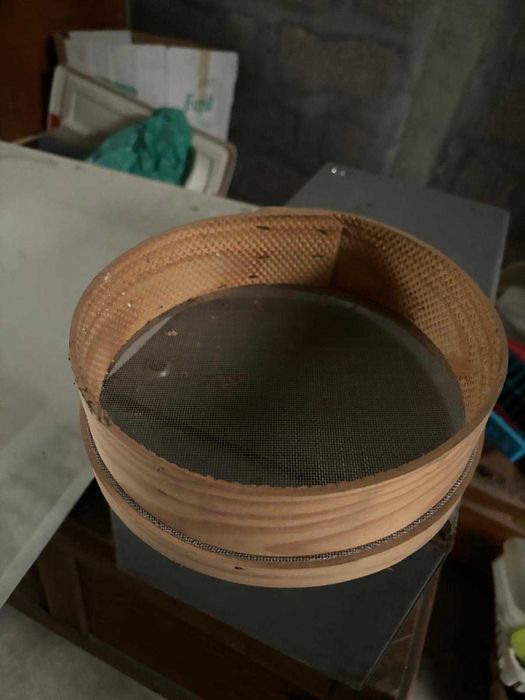 Cestas e uma peneira