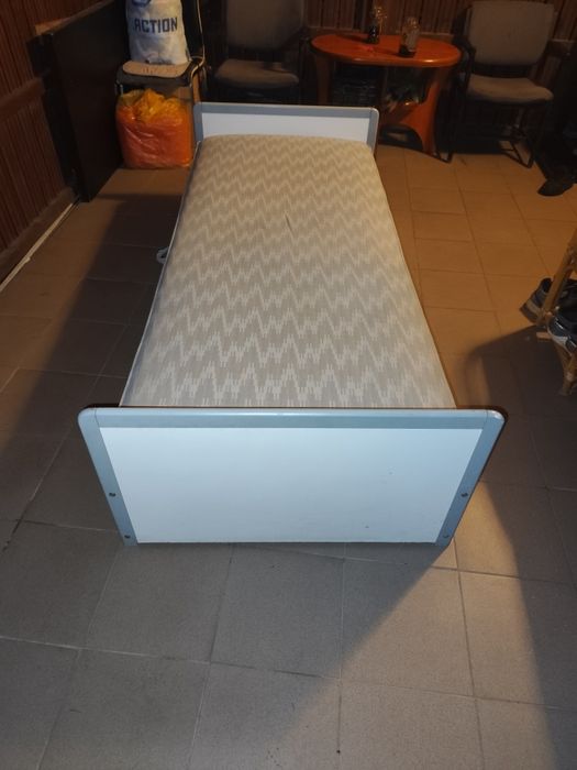 Łóżko składane z pojemnikiem 2/0,90