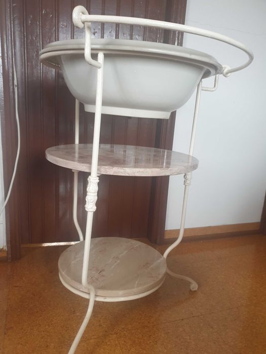 Lavatório de ferro antigo com pedra mármore