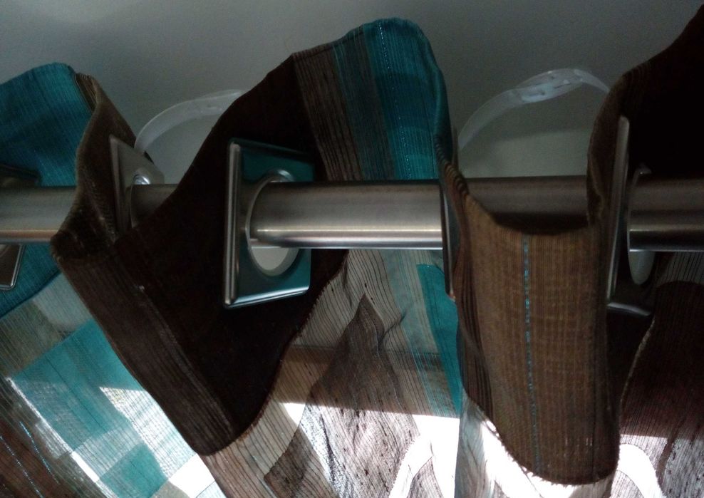 Cortinado castanho e azul para quarto