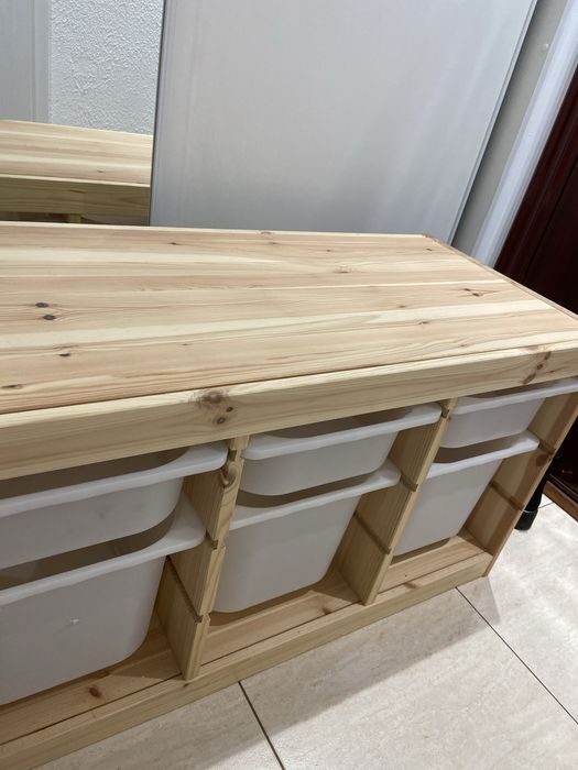 Trofast regal z pudlami na zabawki