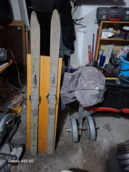 Narty widoczne na zdjęciu z lat 60tych bądź 70tych