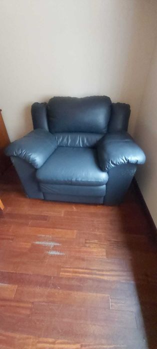 sofá em pele usado