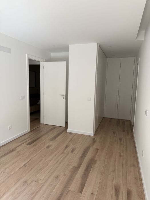 T2 contemporâneo com garagem box, varandas e excelente luminosidade — Santa Clara, Leiria 1.150 €/mês