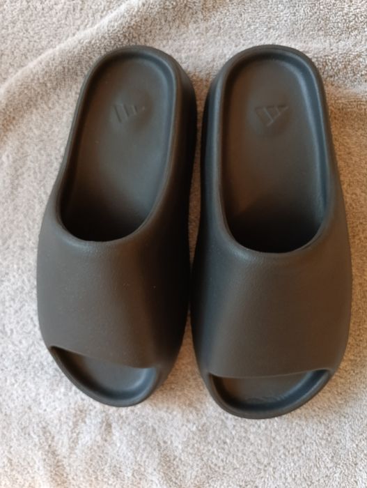 Czarne Yezzy Slide