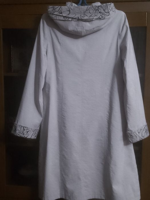 Жіночий плащ з капюшоном
