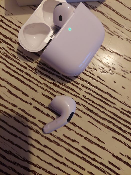 AirPods 4ª geração.
