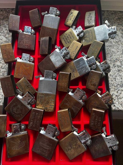 Colecção de 16 Zippos originais, usados na Guerra do Vietnam em um excelente estado de conservação